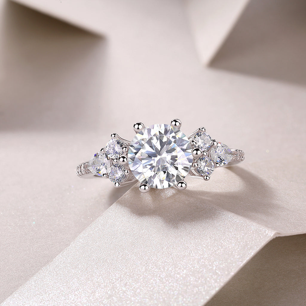 Brilliant round cut Moissanite