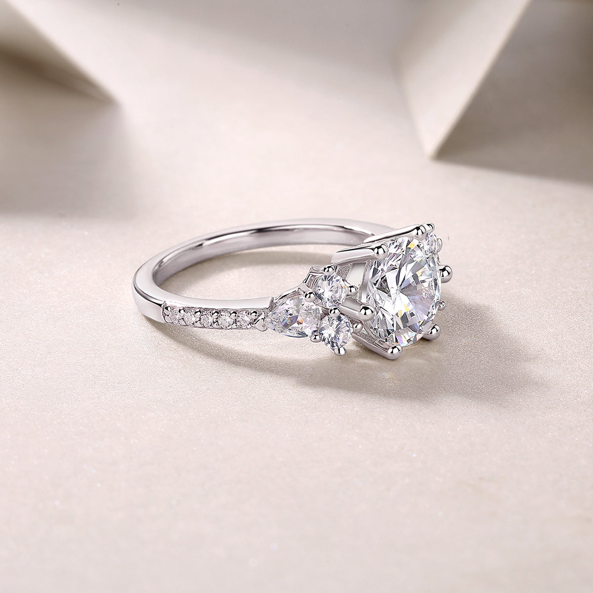 Brilliant round cut Moissanite